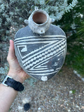 Load image into Gallery viewer, Anasazi Roosevelt Black On White Duck Effigy (1100-1350AD)